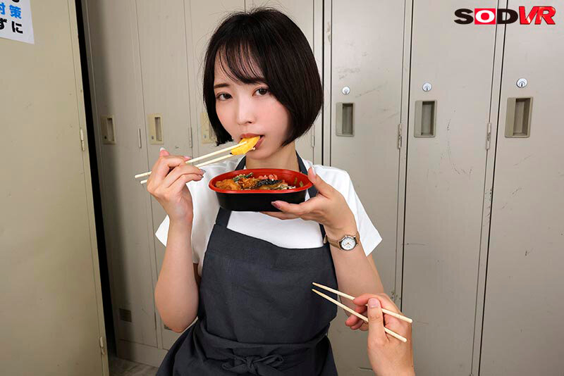 【13dsvr01864】那賀崎ゆきね｜めがね人妻のフェラ口内射精がヌケる！仕事中に即ヌキ！｜サンプル画像8枚目