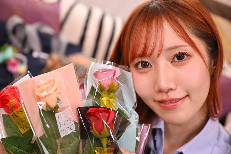 【kiwvr00837】斎藤あみり｜巨乳ギャルJKに中出し！誘惑に耐えられず卒業式に…｜サンプル画像2枚目